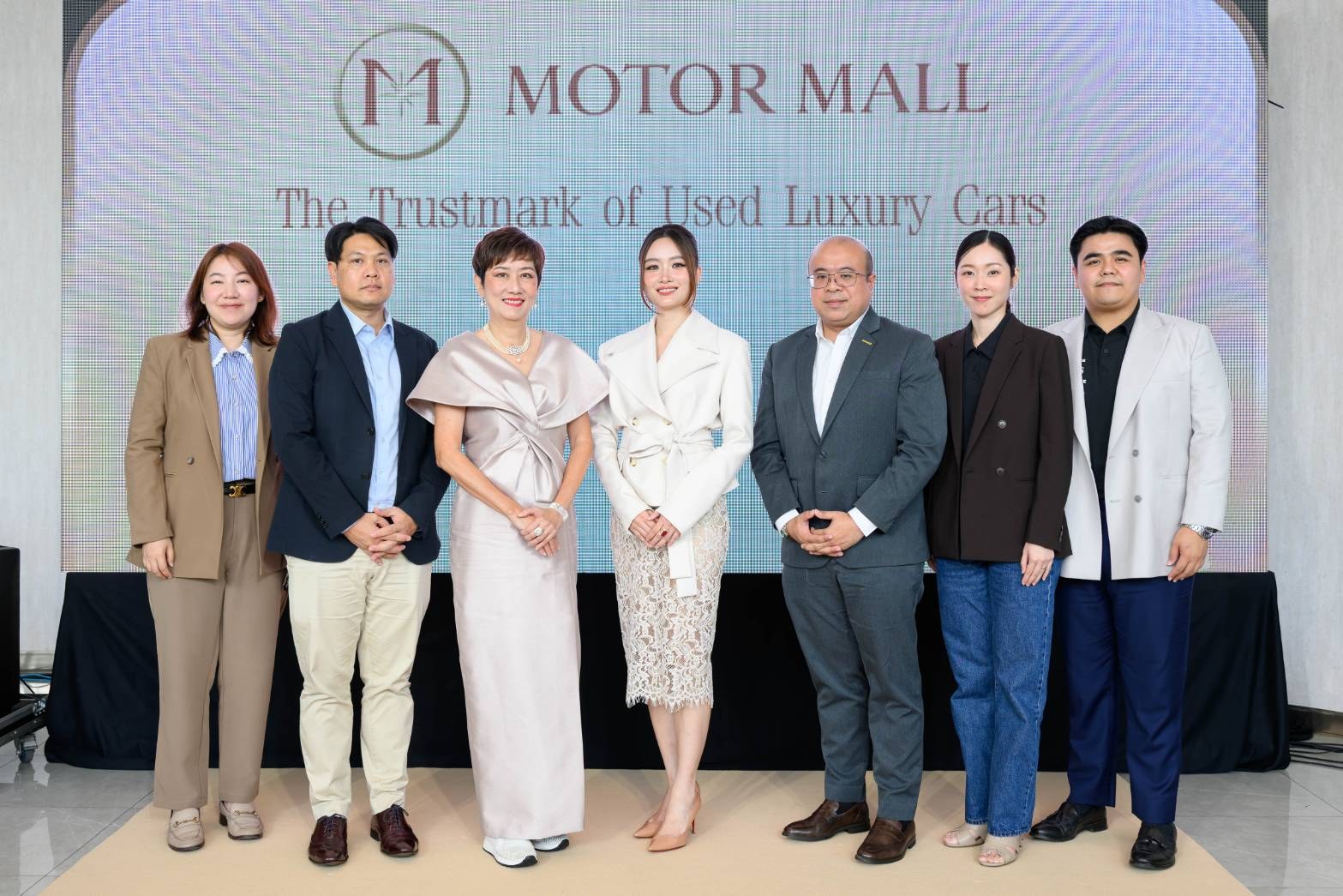 คณะผู้บริหารร่วมแสดงความยินดีหน้าโลโก้ MOTOR MALL