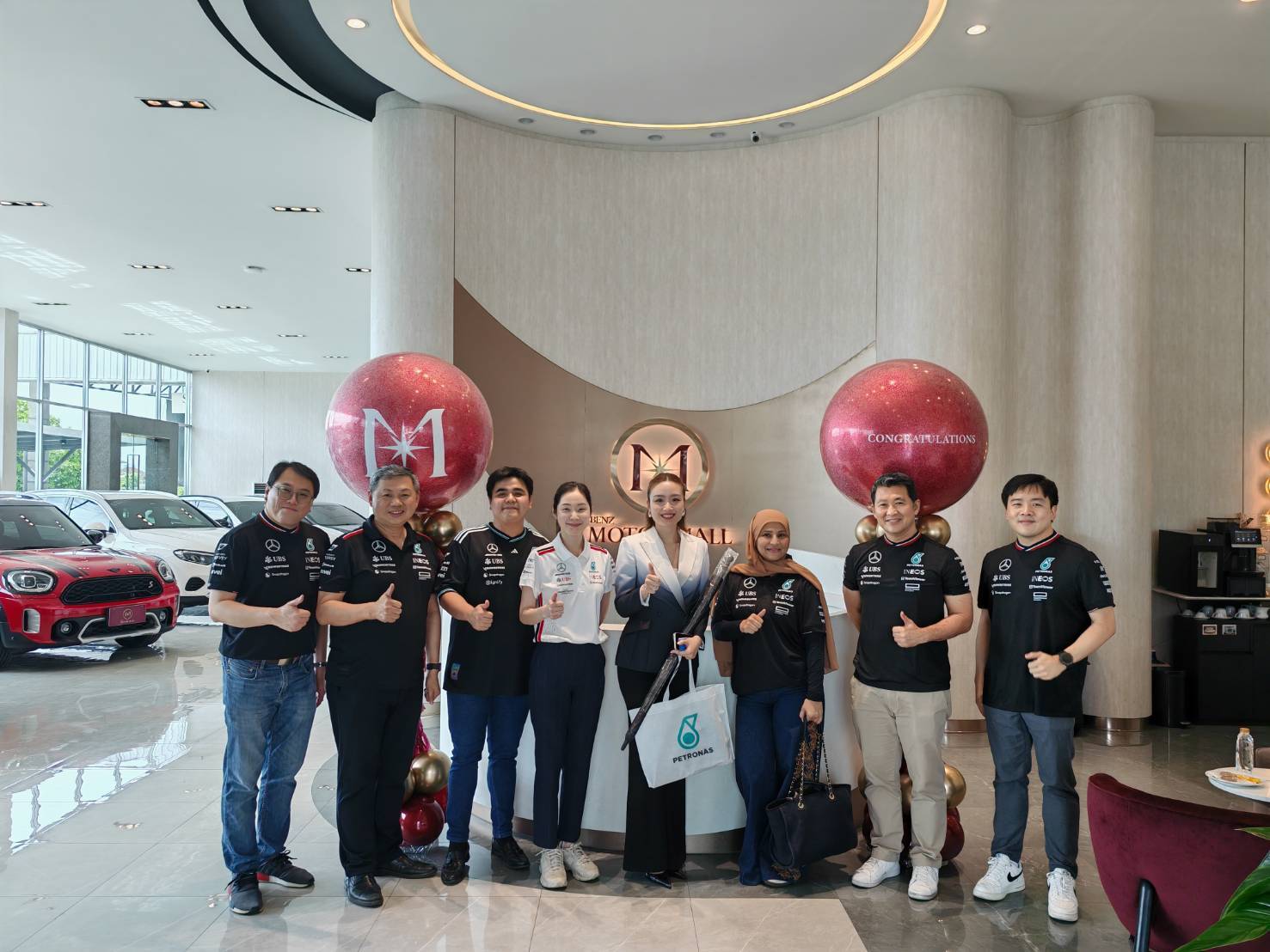 คณะผู้บริหาร PETRONAS และ Motor Mall ถ่ายภาพร่วมกัน
