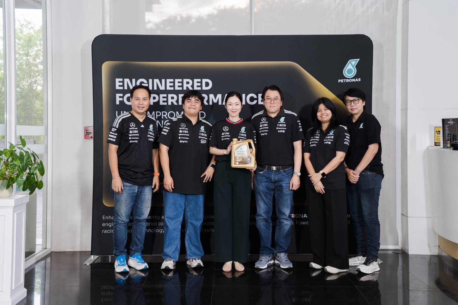คณะผู้บริหารและพันธมิตรร่วมถือผลิตภัณฑ์ PETRONAS Syntium ในงานเปิดตัว