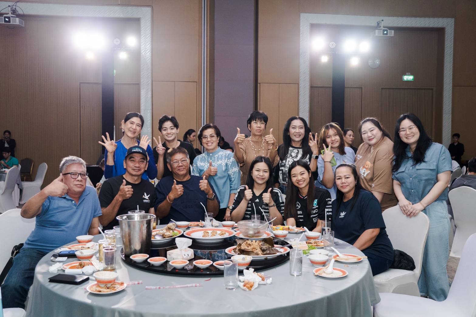 บรรยากาศงานเลี้ยงและการแลกเปลี่ยนความคิดเห็น