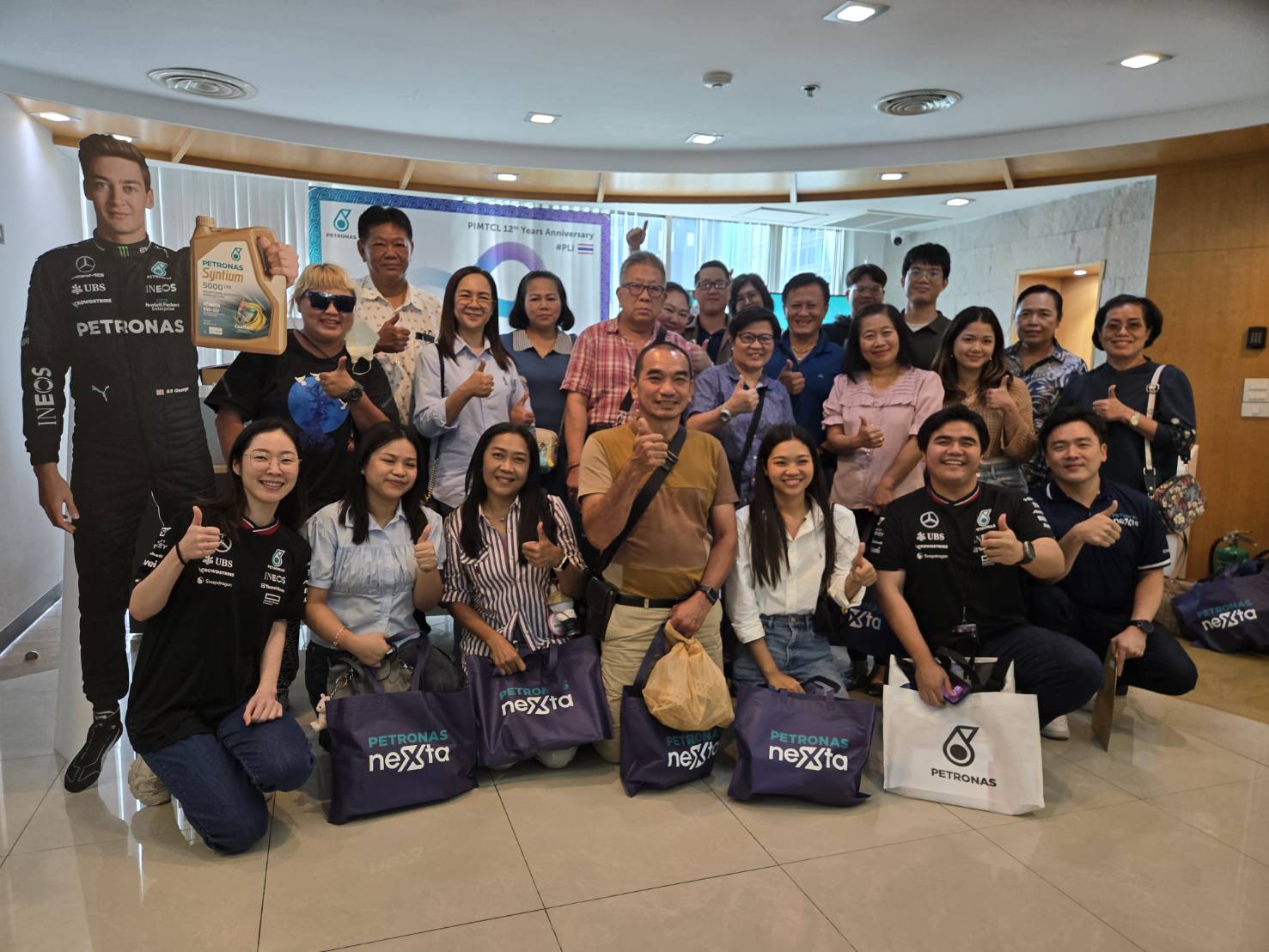 คณะลูกค้าและพันธมิตร KR PROACTIVE ถ่ายภาพหมู่ร่วมกัน